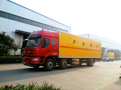 國六新款10噸炸藥運(yùn)輸車 安全可靠的選擇